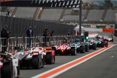 Zehn Automobilwerke mit zwölf Formel-E-Teams stehen bereit zum Saisonstart. Wie viele Rennen es am Schluss sein werden, ist momentan noch offen.
