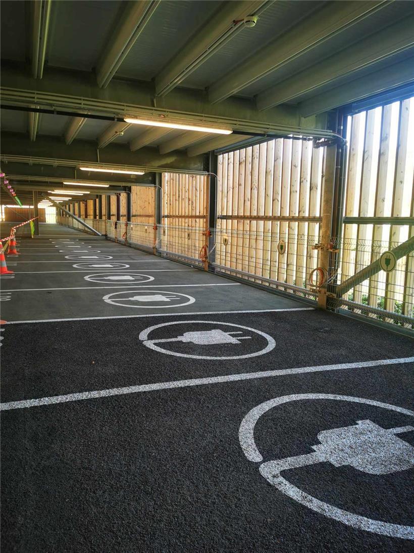 Zehn Stellplätze sind für Elektrofahrzeuge reserviert
