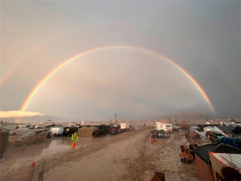 Zehntausende Besucher des Wüsten-Festivals «Burning Man» sitzen nach heftigen Regenfällen am Wochenende auf dem Gelände im US-Bundesstaat Nevada fest
