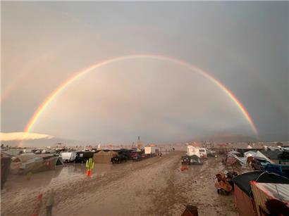 Zehntausende Besucher des Wüsten-Festivals «Burning Man» sitzen nach heftigen Regenfällen am Wochenende auf dem Gelände im US-Bundesstaat Nevada fest
