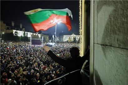 Zehntausende Bulgaren fordern den Rücktritt der Regierung auf dem zentralen Platz in Sofia
