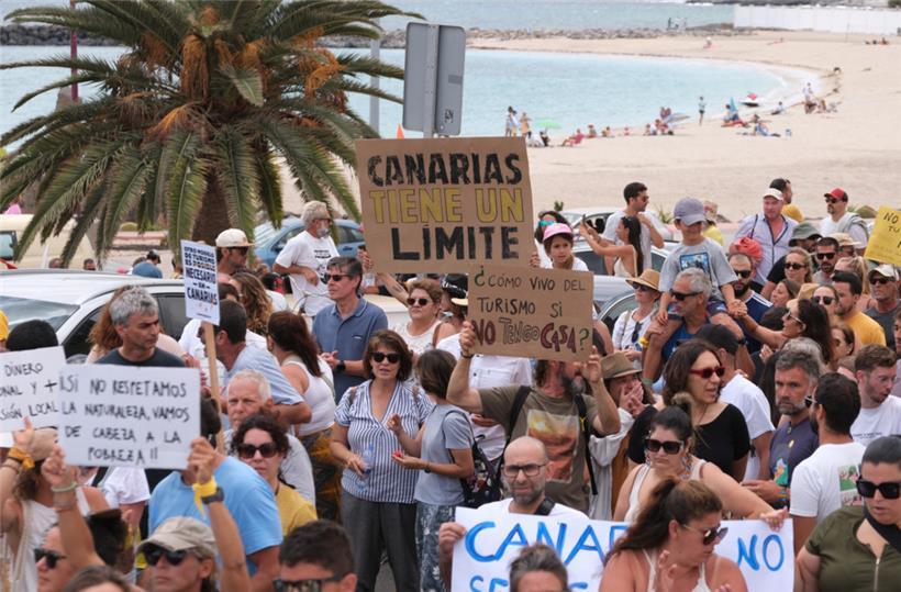 Zehntausende Menschen haben am Samstag auf Fuerteventura unter dem Motto „Die Kanaren haben eine Grenze“ gegen den Massentourismus demonstriert
