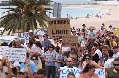 Zehntausende Menschen haben am Samstag auf Fuerteventura unter dem Motto „Die Kanaren haben eine Grenze“ gegen den Massentourismus demonstriert
