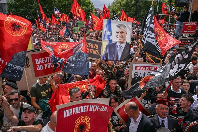 Zehntausende Menschen nahmen am vergangenen Samstag in der kosovarischen Hauptstadt Pristina an einem „Freiheitsmarsch“ teil, mit dem sie Ex-Präsident Hashim Thaçi unterstützten