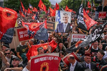 Zehntausende Menschen nahmen am vergangenen Samstag in der kosovarischen Hauptstadt Pristina an einem „Freiheitsmarsch“ teil, mit dem sie Ex-Präsident Hashim Thaçi unterstützten