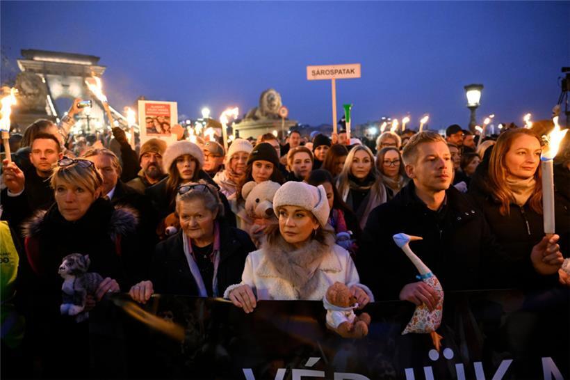 Zehntausende Menschen nahmen an der Demonstration der Tisza-Partei zur Unterstützung misshandelter Kinder am Budaer Burgtunnel teil
