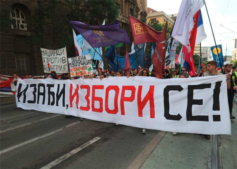 Zehntausende Studenten demonstrierten am Wochenende gegen die politischen Verhältnisse in Serbien
