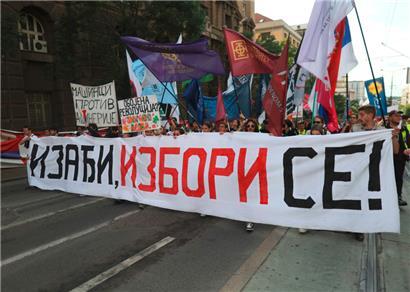 Zehntausende Studenten demonstrierten am Wochenende gegen die politischen Verhältnisse in Serbien
