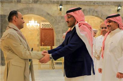 Zeichen einer anderen Annäherung: Der politische Anführer der Huthi, Mehdi Maschat (l.), traf den saudiarabischen Botschafter im Jemen, Mohammed al-Dschaber
