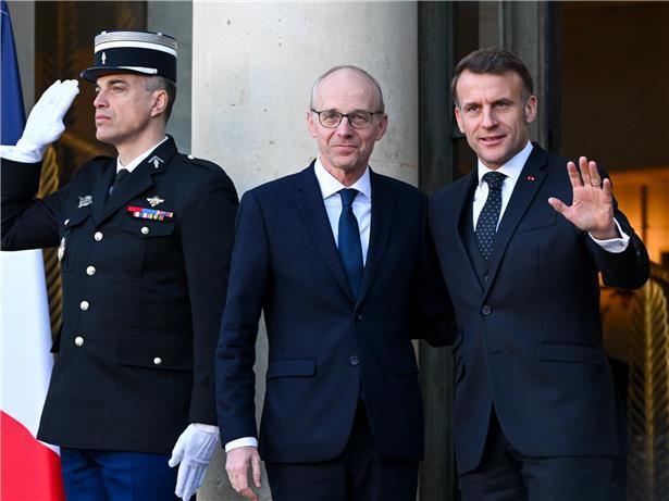 Luxemburgs Premier Luc Frieden und Frankreichs Präsident Emmanuel Macron zufrieden nach erfolgreichen Gesprächen