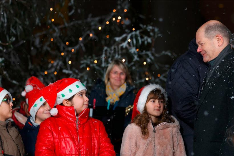 Zeit zum Verschnaufen: Olaf Scholz empfängt einen Kinderchor und nimmt die Kanzlertanne in Empfang
