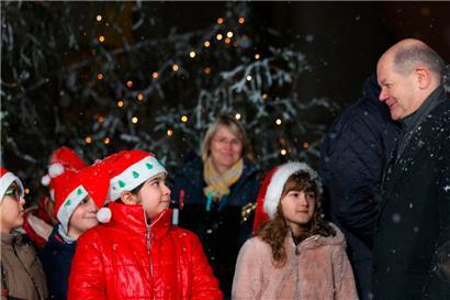 Zeit zum Verschnaufen: Olaf Scholz empfängt einen Kinderchor und nimmt die Kanzlertanne in Empfang
