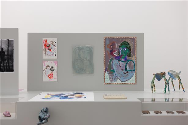 Zeitgenössische Kunst im inklusiven €AT Ausstellung Kunst-Bankett mit vielfältigen Kunstwerken und interaktiven Elementen