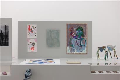 Zeitgenössische Kunst im inklusiven €AT Ausstellung Kunst-Bankett mit vielfältigen Kunstwerken und interaktiven Elementen