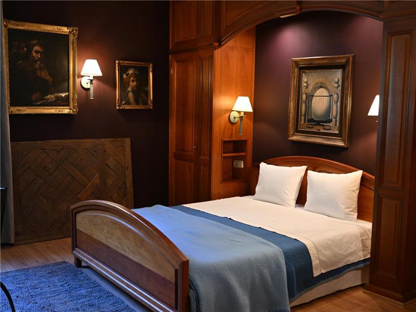 Zeitloser Charme eines eleganten, klassischen Designs mit warmen Farben und stilvollen Details