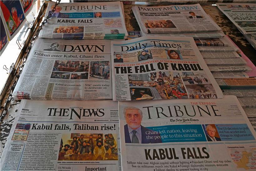 Zeitungen an einem Stand in Islamabad, Pakistan
