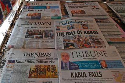 Zeitungen an einem Stand in Islamabad, Pakistan
