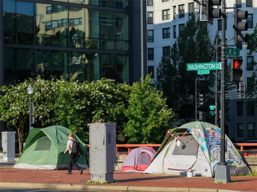 Zelte stehen in der Innenstadt auf dem Gehweg am Washington Circle
