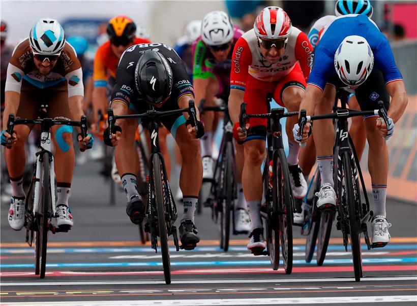 Zentimeter-Entscheidung: Peter Sagan verpasst seinen ersten Etappensieg beim Giro nur knapp gegen den schnelleren Arnaud Démare (rechts)
