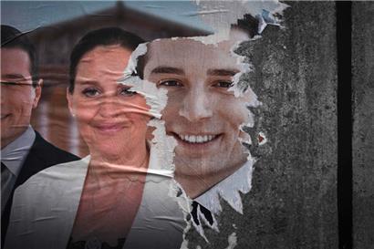 Zerrissenes Wahlplakat mit RN-Chef Jordan Bardella: Die Rechtspopulisten haben ihr Wahlprogramm mehrfach leicht umgeändert
