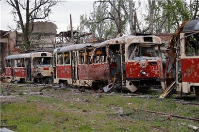Zerstörte Straßenbahnen stehen am Samstag in einem Depot in Mariupol, einem Gebiet unter der Regierung der Volksrepublik Donezk im Osten der Ukraine
