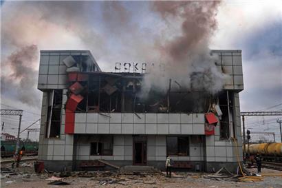 Zerstörter Bahnhof in Fastiv bei Kiew nach russischem Angriff in der Ukraine, Kriegsschäden und zerstörte Infrastruktur sichtbar
