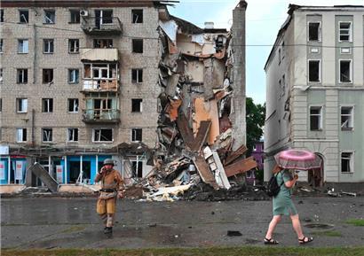 Zerstörtes Gebäude in Charkiw: In der Ukraine tobt weiter der Krieg, während Europa sich auf den Gasnotstand vorbereitet
