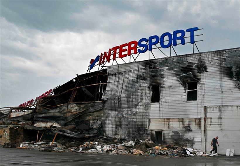 Zerstörtes Sportgeschäft in Butscha nahe Kiew: Die Schlacht wird zum Teil in unseren Köpfen gefochten, Cognitive Warfare nennt sich das – Gedankenkrieg
