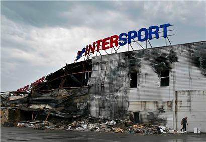 Zerstörtes Sportgeschäft in Butscha nahe Kiew: Die Schlacht wird zum Teil in unseren Köpfen gefochten, Cognitive Warfare nennt sich das – Gedankenkrieg
