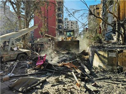 Rauchwolke nach Explosion in Teheran, Stadtbild mit zerstörtem Gebäude und dramatischer Atmosphäre