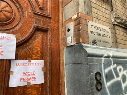 Zettel kleben an der Eingangstür der Athenee Royal Victor Horta Schule in Brüssel, um Schüler und Eltern zu informieren, dass die Schule geschlossen ist. Mehrere Schulen in Brüssel und Wallonisch-Brabant, die zum Wallonisch-Brüsseler Bildungsnetz gehören, blieben nach einer Bombendrohung am Sonntagabend am Montagmorgen geschlossen. 
