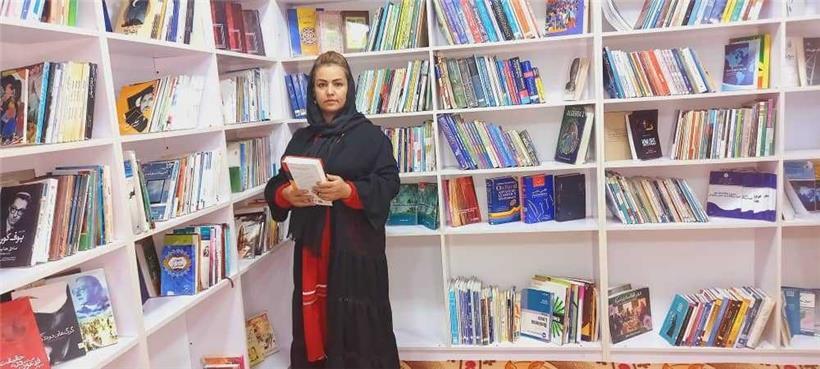 Zhulia Parsi vom Frauenkollektiv „Spontane Bewegung der afghanischen Frauenaktivistinnen“ hat die „Zan Library“ im Beisein der lokalen Presse eingeweiht
