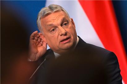 Zieht Viktor Orban sich reumütig selbst an den Ohren? Wohl kaum. Der ungarische Regierungschef wird eher alles tun, um sein aus der EU-Kasse finanziertes System der Korruption und Vetternwirtschaft aufrechtzuerhalten.
