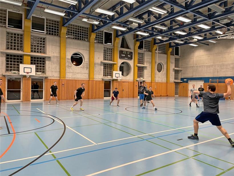 Ziel beim Völkerball ist es, die Spieler der gegnerischen Mannschaft abzuwerfen
