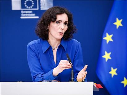 EU-Gleichstellungskommissarin Hadja Lahbib spricht in Brüssel über freien Zugang zu Schwangerschaftsabbrüchen für Frauen in der EU