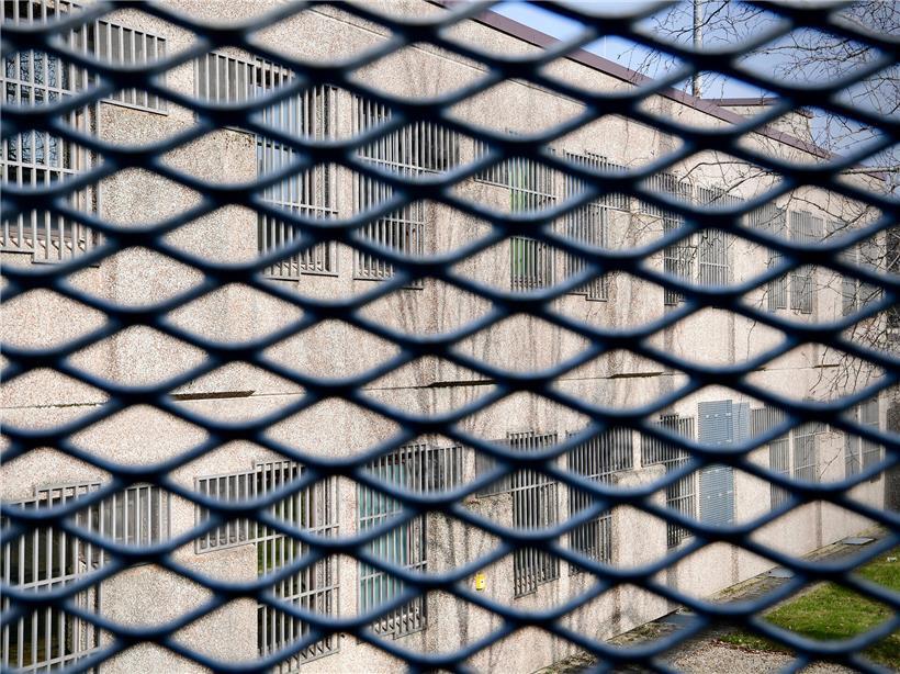Zimmer mit minimaler Aussicht im CPL Schrassig, Luxemburg – begrenzte Sicht auf umliegende Gebäude und Natur