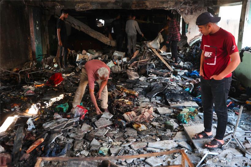 Zivilisten begutachten den Schaden an der Fahmi Al-Jarjawi Schule in Gaza nach einem israelischen Luftangriff
