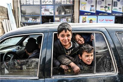 Zivilisten fliehen aus Idlib. Die Offensive syrischer Regierungstruppen auf die letzte große Rebellenhochburg um die Stadt Idlib treibt immer mehr verzweifelte Menschen in die Flucht. Nach jüngsten Angaben der Vereinten Nationen sind seit Anfang Dezember mehr als 800.000 Menschen aus der letzten großen syrischen Rebellenhochburg vertrieben worden.
