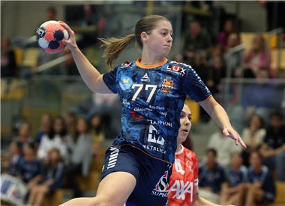 Zoe Causo erzielt den entscheidenden Siegtreffer für die HBD-Damen im spannenden Fußballspiel