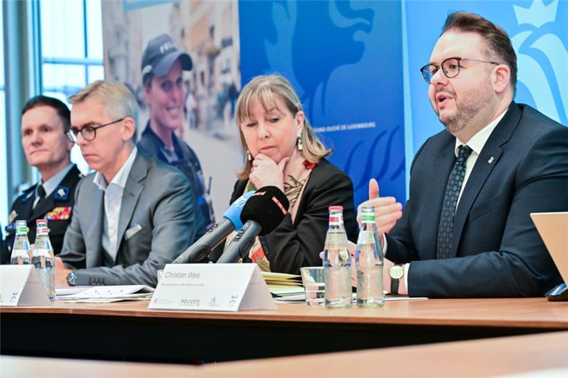 Zogen gemeinsam eine Bilanz zum Pilotprojekt einer Lokalpolizei: Polizeigeneraldirektor Pascal Peters, Minister Léon Gloden (CSV), die hauptstädtische Bürgermeisterin Lydie Polfer (DP) sowie der Escher Bürgermeister Christian Weis (v.l.n.r.)
