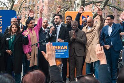 Zohran Mamdani (M.) steht für alles, was das MAGA-Establishment ablehnt, und hat die besten Chancen, Bürgermeister in Trumps Stadt New York zu werden
