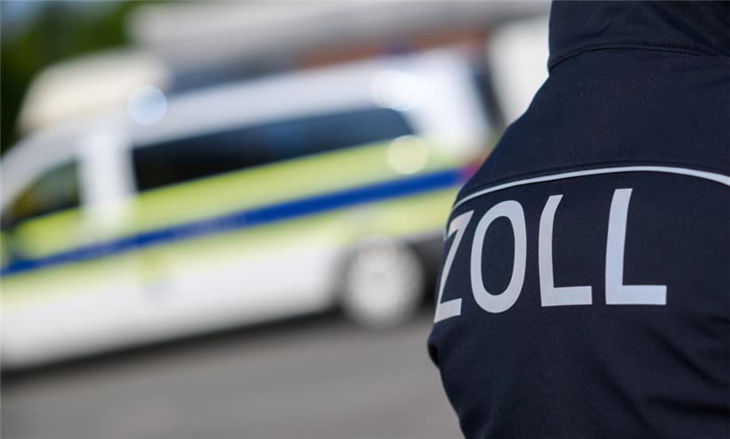 Zollbeamte stehen bei einer Kontrolle
