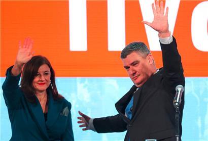 Zoran Milanovic (r.), hier mit Ehefrau Sanja Music Milanovic, lässt sich in Zagreb nach seinem Wahlsieg feiern
