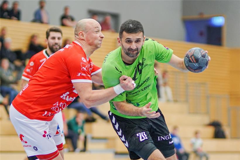 Zoran Radojevic (r.) wechselt beim HBK vom Spielfeld auf die Trainerbank
