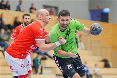 Zoran Radojevic (r.) wechselt beim HBK vom Spielfeld auf die Trainerbank
