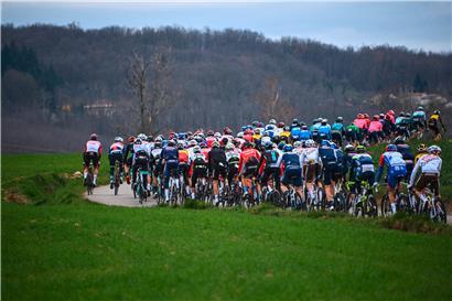 Zu Beginn des Rennens fuhr das Peloton noch zusammen – durch die Anstiege fiel es später auseinander
