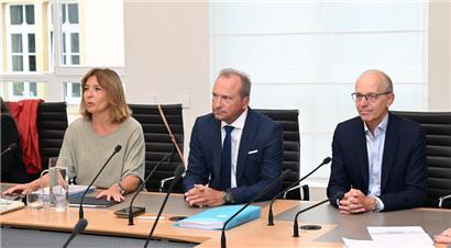 Zu Beginn einer vierstündigen Sitzung: Kommissionspräsidentin Diane Adehm, Finanzminister Gilles Roth und Premier Luc Frieden
