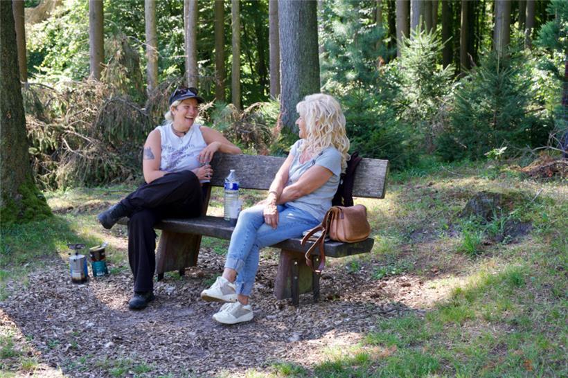 Zu Besuch: Marie-Anne Lorgé (rechts) traf im Wald auf Nora Wagner (links)
