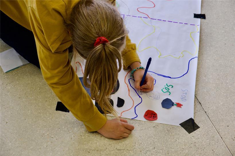 Zu Besuch in Bastogne: Jugendliche fertigten mit dem Team von „La Capsule“ symbolische Fahnen an
