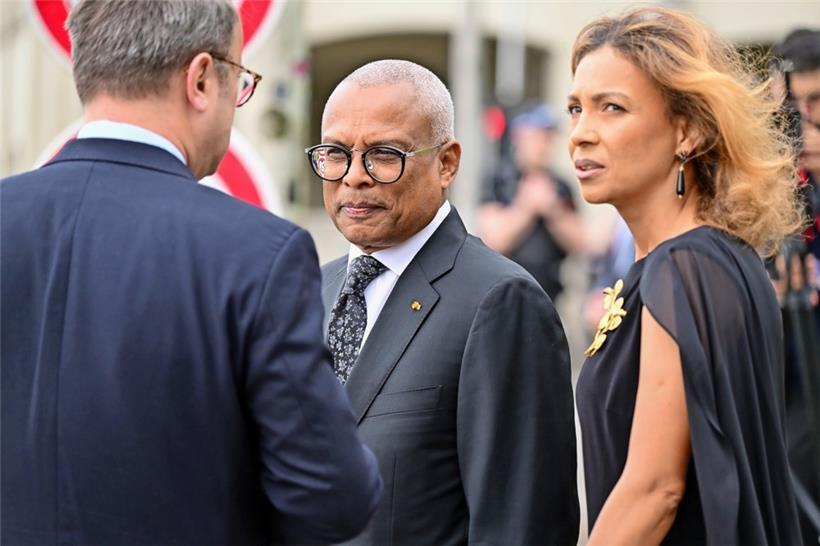 Zu Gast in Luxemburg: Der kapverdische Staatspräsident José Maria Neves (Mitte) und seine Frau Débora Katisa Carvalho am Dienstag im Gespräch mit Premierminister Xavier Bettel 
